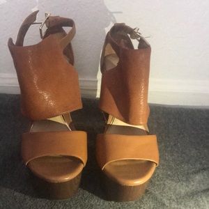 Sassy wedge by Gianni Bini